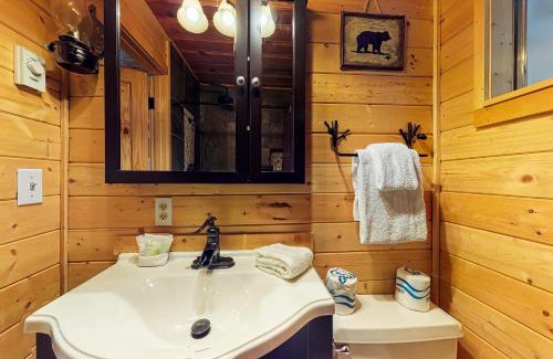 Ardenvoir House | Relax at Whispering Pines: Family and Pet-Friendly Retreat