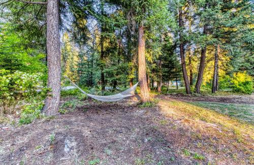 Ardenvoir House | Relax at Whispering Pines: Family and Pet-Friendly Retreat