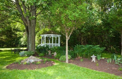Sennett Hotel | Pet-Friendly Getaway at Whispering Winds Motel