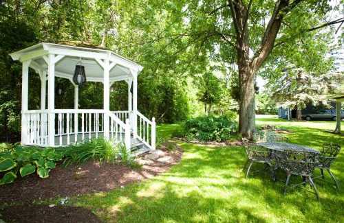 Sennett Hotel | Pet-Friendly Getaway at Whispering Winds Motel