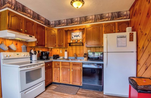 Rangeley Cabin | Cozy RM G Cottage in Rangeley Manor with Lake View & Porch