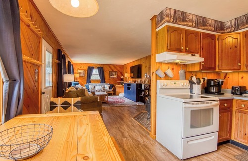 Rangeley Cabin | Cozy RM G Cottage in Rangeley Manor with Lake View & Porch