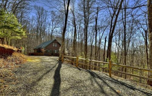 Blue Ridge House | Whispering Winds: Family and Pet Friendly Retreat