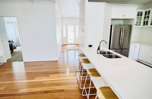 Somerset Dam House | Discover Whistle House Somerset Village: 10/10 Rated Retreat