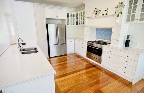 Somerset Dam House | Discover Whistle House Somerset Village: 10/10 Rated Retreat