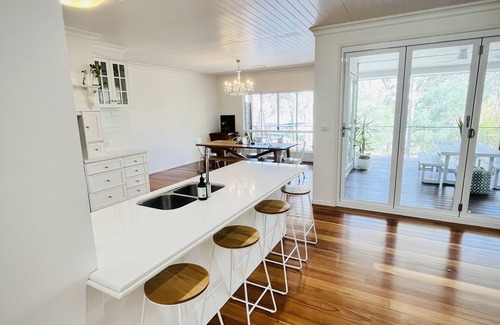 Somerset Dam House | Discover Whistle House Somerset Village: 10/10 Rated Retreat
