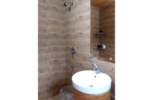 Bhimtal Ski Chalet | Cozy Whistling Thrush Chalet: Pet and Child Friendly Stay
