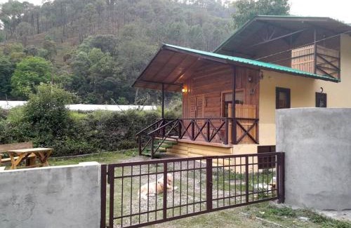 Bhimtal Ski Chalet | Cozy Whistling Thrush Chalet: Pet and Child Friendly Stay