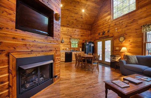 Bristol Cabin | Pet-Friendly Whistling Timbers Cabin Near S. Holston River