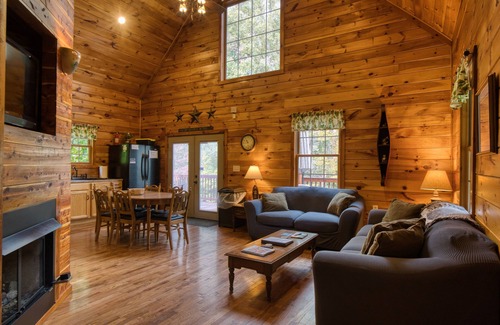 Bristol Cabin | Pet-Friendly Whistling Timbers Cabin Near S. Holston River