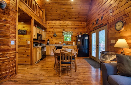 Bristol Cabin | Pet-Friendly Whistling Timbers Cabin Near S. Holston River
