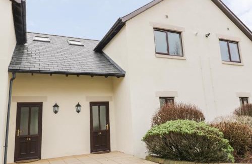 Penrith House | Relax at Whitbarrow 24: Family-Friendly Retreat with Pool