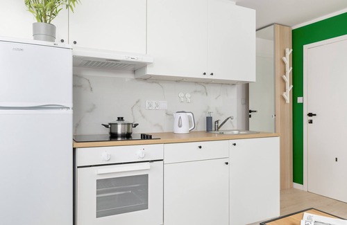 Brynow Apartment | Cozy White and Green Apartment with Breakfast Included