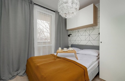 Brynow Apartment | Cozy White and Green Apartment with Breakfast Included