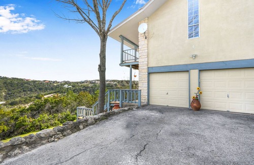 Wimberley House | Unforgettable White Buffalo Room with Stargazing & Spa