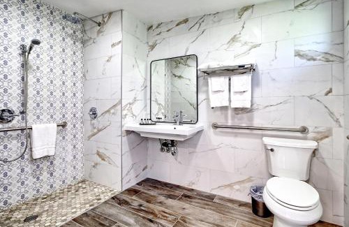 Ventura Hotel | Guest Favorite: White Caps Motel - Family-Friendly Retreat