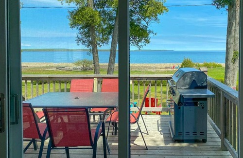 Georgian Bluffs Cottage | Guest Rated 10/10 at White Cloud and Griffith Hotel