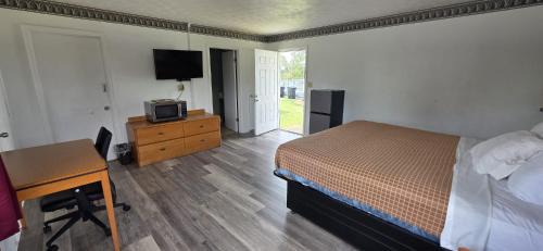 Pine Mountain Hotel | white columns motel