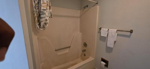Pine Mountain Hotel | white columns motel