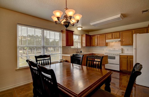 Ingram House | White Cottage: Pet-Friendly Retreat with Ocean Views & Firepit