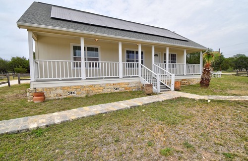 Ingram House | White Cottage: Pet-Friendly Retreat with Ocean Views & Firepit
