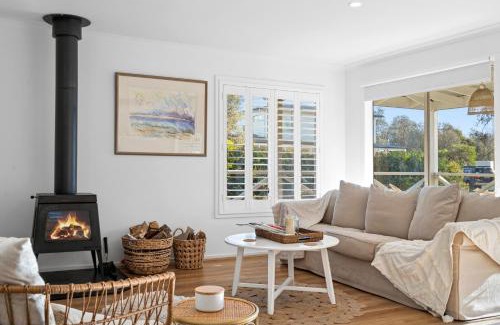 The Honeysuckles House | Beachfront Paradise: White Cottage on Ninety Mile Beach