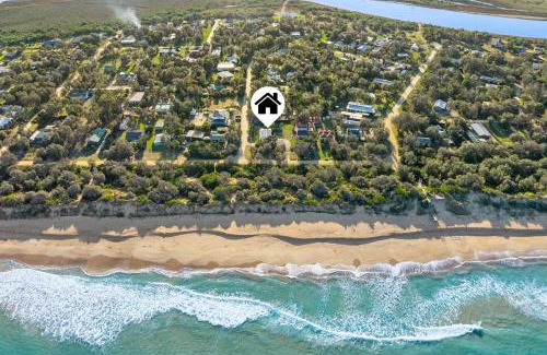 The Honeysuckles House | Beachfront Paradise: White Cottage on Ninety Mile Beach