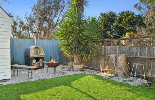 The Honeysuckles House | Beachfront Paradise: White Cottage on Ninety Mile Beach