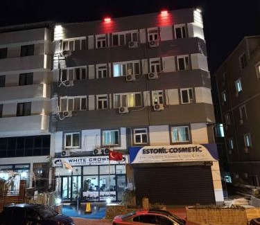 Kucukcekmece Apartment | Welcoming White Crown Apartman with Hot Tub & Breakfast