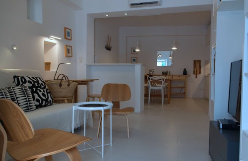 Parikia House | Oceanfront White Cycladic Design House with Breathtaking Views