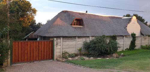 Okhahlamba Apartment | Cozy White Feathers: Highly Rated with Breakfast Included