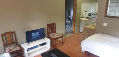 Okhahlamba Apartment | Cozy White Feathers: Highly Rated with Breakfast Included