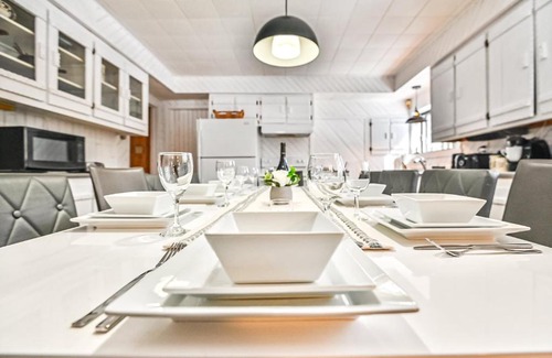 Saint Come House | Discover White Fox Haven: Pet-Friendly 4-Star Retreat