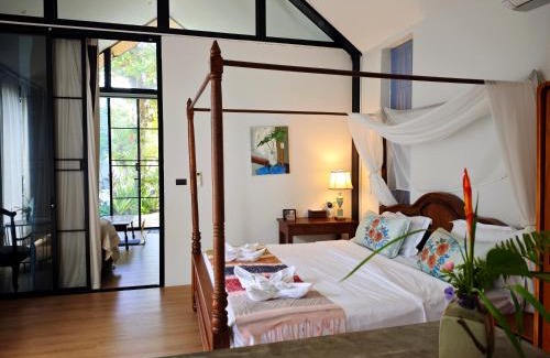 Rim Nuea Bed & Breakfast | White Garden & Pool 120" Home Cinema Maerim
