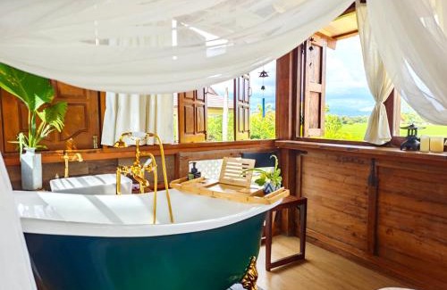 Rim Nuea Bed & Breakfast | White Garden & Pool 120" Home Cinema Maerim