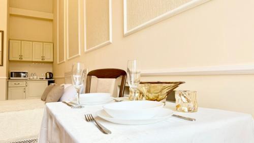 Petrovskoye Apartment | White Garden