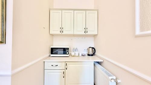 Petrovskoye Apartment | White Garden