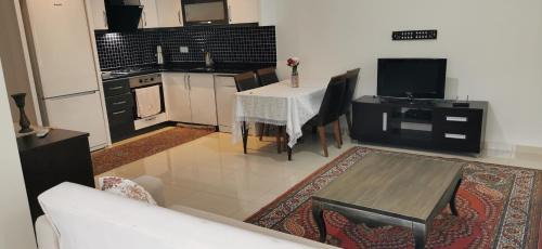 Mahmutlar Apartment | Elevate Your Stay at White Gold: 4-Star Retreat with Pool