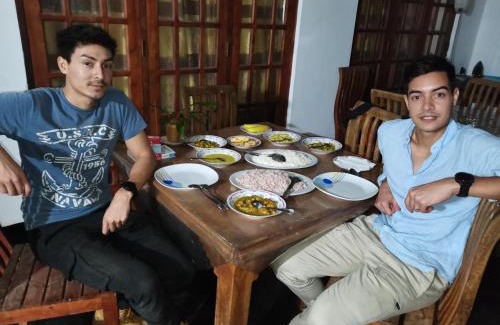 Maradankadawala House | Cozy White Guest: Pet-Friendly Stays with Breakfast Options