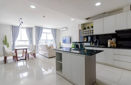 Bach Dang Riverside Apartment | Modern 3BR White House in District 4 with Pool & Spa
