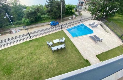 Sapanca Villa | Relax at White Home Sapanca: Oceanfront Family Retreat