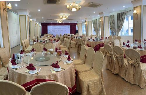 Ha Tinh Hotel | Budget-Friendly Stay at White Hotel with Hot Tub & Breakfast