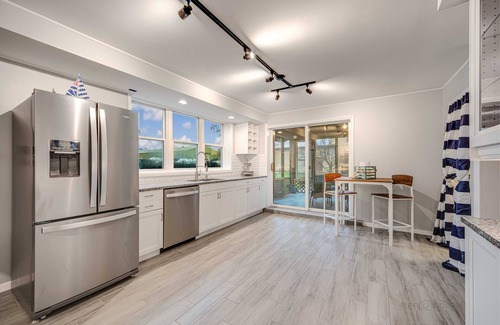 Lake Catherine Cottage | Lake Front Cottage, Sleeps 34 - Pet Friendly & Ocean View