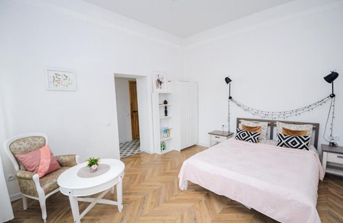 Grodna Apartment | Budget-Friendly Retreat at the White House - 10/10 Rating