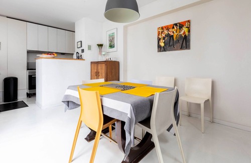 Butte-aux-Cailles Apartment | Relaxing Retreat at White House by Veeve with Spa & Kitchen