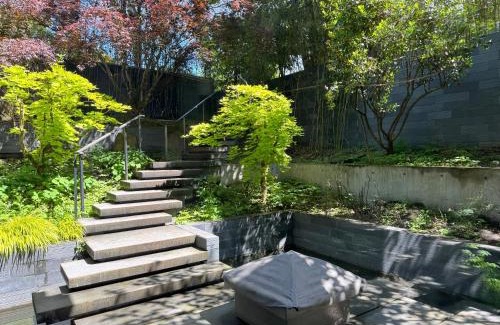 Riley Park-Little Mountain House | Elegant White House - 4-Star Child-Friendly Retreat