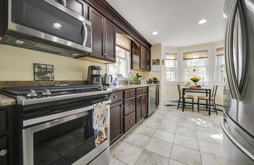 Princeton House | Elegant White House Condo with Kitchen and Free Parking