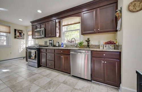 Princeton House | Elegant White House Condo with Kitchen and Free Parking