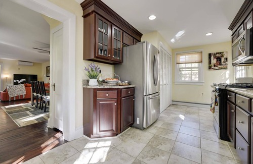 Princeton House | Elegant White House Condo with Kitchen and Free Parking