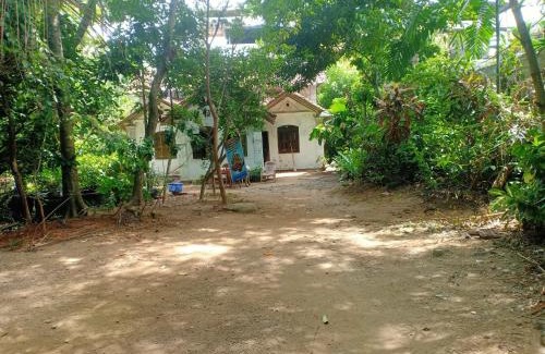 Unawatuna House | Cozy White House: Family-Friendly with Complimentary Breakfast
